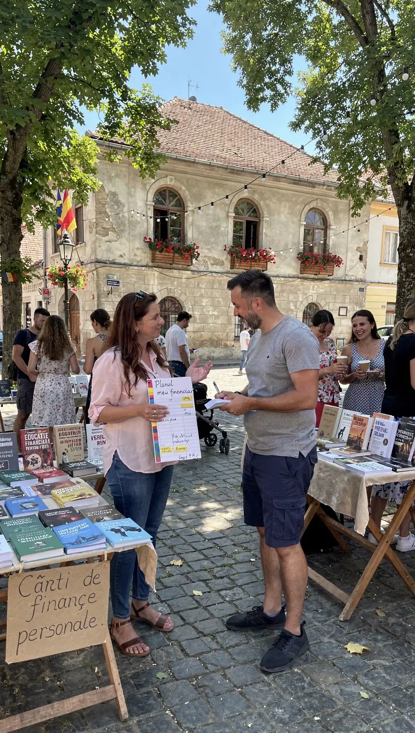 Persoană folosind un planificator financiar pentru a-și organiza cheltuielile lunare.